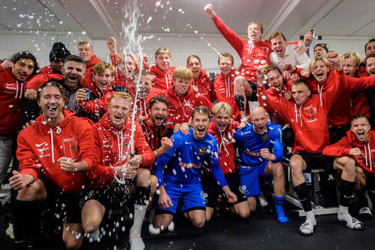 Brommapojkarnas spelare och ledare jublar