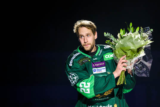 Färjestads Per Åslund får blommor för rekord i antal