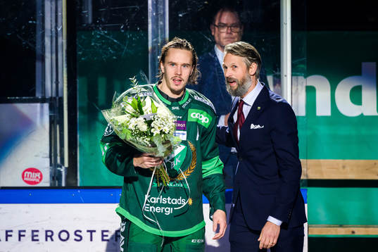 Färjestads Joakim Nygård får blommor av Sportdirektör