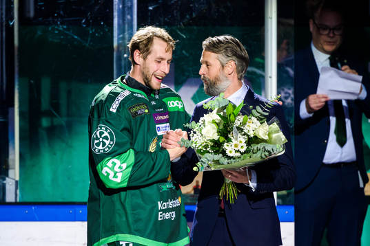 Färjestads Per Åslund får blommor av Sportdirektör