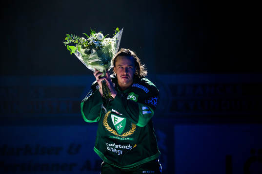 Färjestads Joakim Nygård får blommor av Sportdirektör