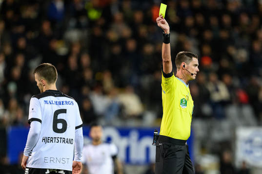 Örebros Benjamin Hjertstrand får ett gult kort av domare