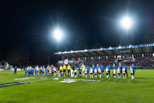 Örebros och Halmstads spelare vid line up