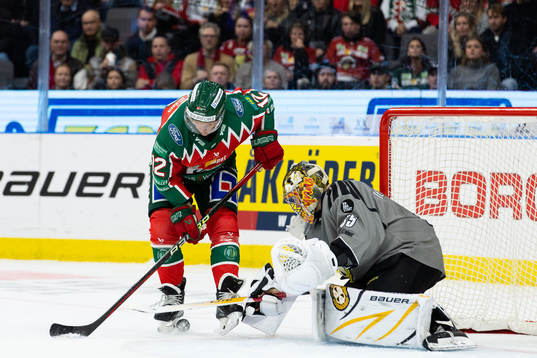 Frölundas Max Friberg och Brynäs målvakt Veini