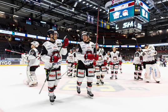 Malmö Redhawks Johan Olofsson och Marcus Sylvegård jublar