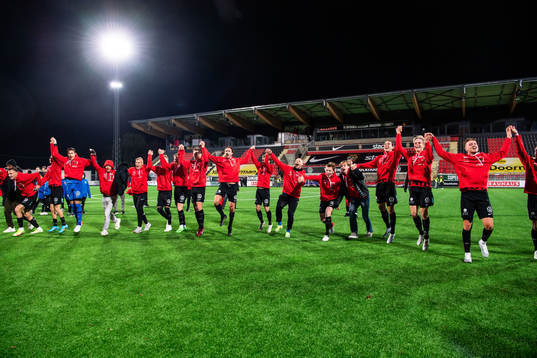 Brommapojkarnas spelare jublar