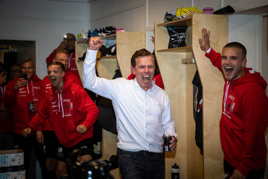 Brommapojkarnas tränare Christer Mattiasson och Amadeus Sögaard jublar