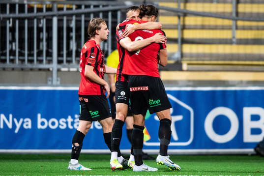Brommapojkarnas Nikola Vasic jublar med Oscar Krusnell efter 3-1