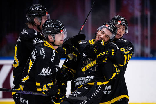 AIKs Jacob McGrew jublar med Adam Rockwood, Eric Norin och