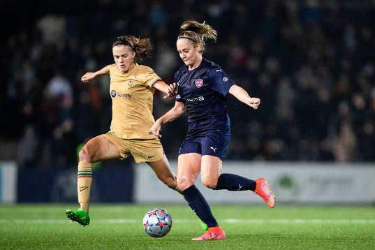 Irene Paredes of Barcelona and Karin Lundin of FC Rosengård