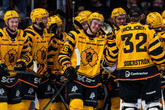 Skellefteås Simon Robertsson jublar med lagkamrater