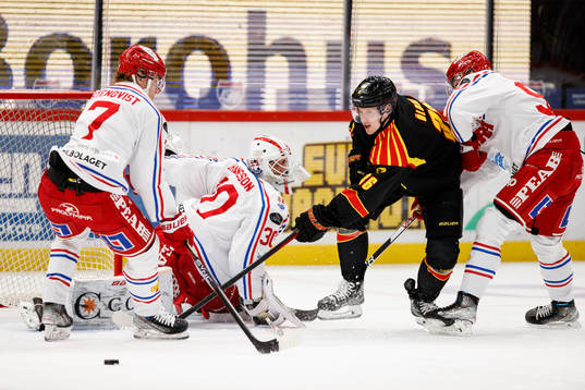 Timrås Jakob Stenqvist, målvakt Jacob Johansson och