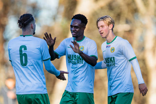Hammarbys Adam Akimey gör 1-0 och gratuleras av lagkamrater