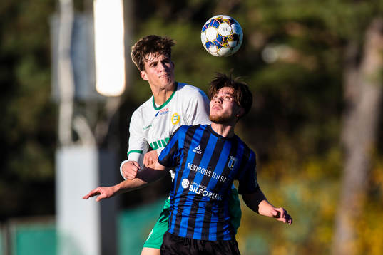 Hammarbys Erik Johansson Olsson i kamp om bollen med Sirius  Alireza Vahedi