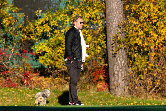 Hammarbys sportchef, Jesper Jansson följer spelet