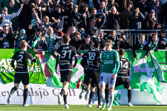 Västerås SKs Viktor Granath jublar mot supportrarna efter att han gjort 0-2