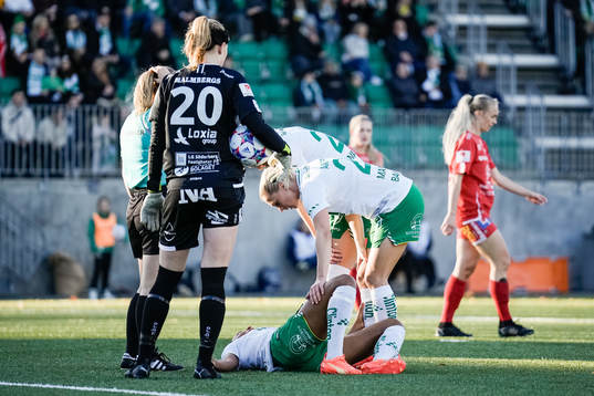Hammarbys Madelen Janogy har ont efter en kollision med Örebros Emilia Pelgander