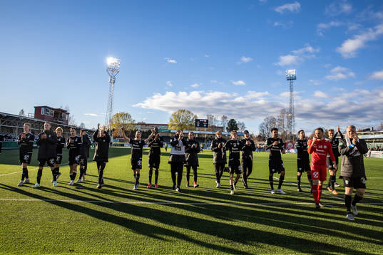 Västerås SKs spelarna jublar efter 0-2 seger