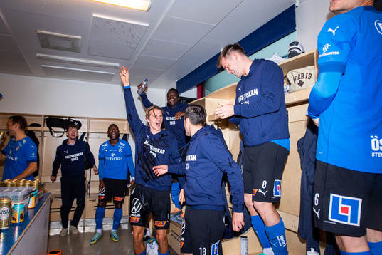 Halmstads Erik Ahlstrand och Emil Tot Wikström  jublar i