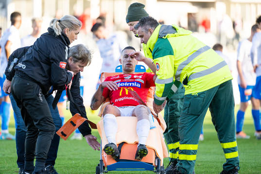Degerfors Nikola Djurdjic körs ut på bår efter skada