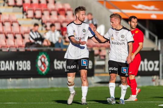 Örebros David Seger gör 2-0 och jublar med Kevin Custovic