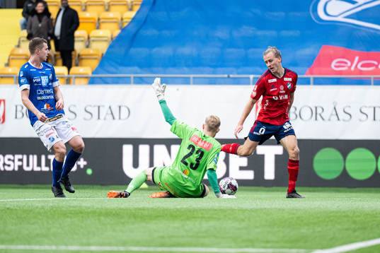 Östers Jesper Jonasson Westermark i kamp med Norrbys Fredrik Lundgren och målvakt Anton Cajtoft