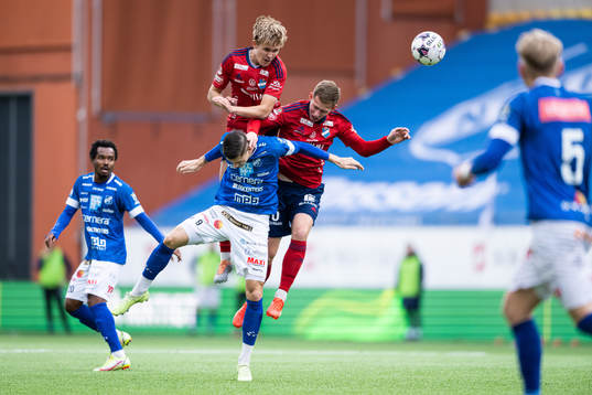 Norrbys Andre Reinholdsson i kamp med Östers Adam Herdonsson och Alex Thor Hauksson