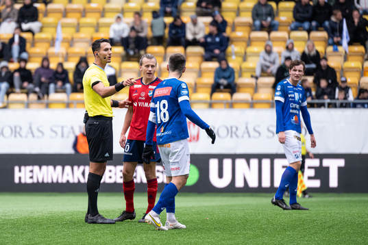 Domare Adi Aganovic diskuterar med Östers Jesper Jonasson