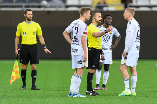 Domare Rinon Hasani och Östersunds Simon Kroon i diskussion