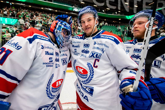 Oskarshamns målvakt Tim Juel och Jonas Engström jublar