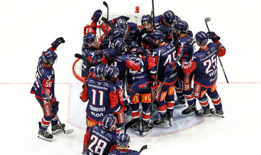 Linköpings spelare jublar och tackar målvakt Marcus