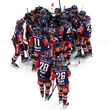 Linköpings spelare jublar och tackar målvakt Marcus