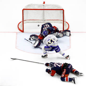 Mål 4-2 av Leksands Oskar Lang förbi Linköpings målvakt