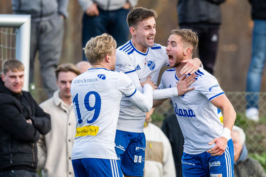 Simrishamns Pontus Wiktorsson (till höger) jublar med lagkamrater efter att han gjort 0-1