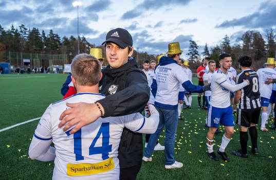 Simrishamns tränare Izet Kaljic jublar med spelarna