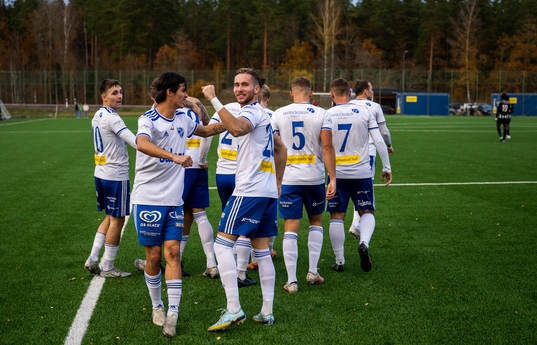 Simrishamns Emil Sjögren och Pontus Wiktorsson jublar efter  0-3