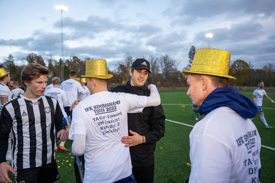 Simrishamns tränare Izet Kaljic jublar med spelarna efter