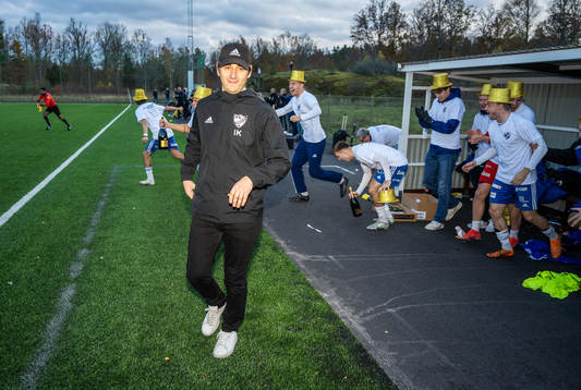 Simrishamns tränare Izet Kaljic jublar