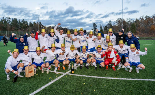 Simrishamns spelare och ledare jublar