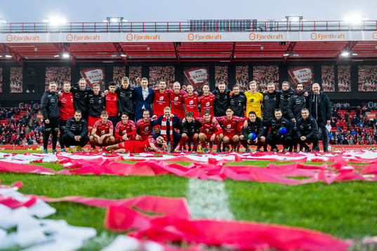 Players and staff of Brann celebrate after the OBOS-ligaen football match between Brann and KFUM on October 29, 2022 in Bergen. Top left: goalkeeper Eirik Holmen Johansen, Aune Selland Heggebø, Isak Tomar Hjorteseth, Rasmus Holten, Runar Hove, Fredrik Pallesen Knudsen, Vegard Leikvoll Moberg, Ruben Kristiansen, Felix Horn Myhre, assistant coach Erik Huseklepp, Frederik Lindbøg Børsting, goalkeeper Mathias Dyngeland. Front left: goalkeeper Markus Olsen Pettersen, Ole Didrik Blomberg, Kasper Skaanes, Bård Finne, Niklas Castro, Sivert Heltne Nilsen, Niklas Jensen Wassberg, David Møller Wolfe, Svenn Crone, Mathias Rasmussen and head coach Eirik Horneland.
