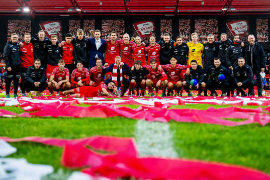 Players and staff of Brann celebrate after the OBOS-ligaen football match between Brann and KFUM on October 29, 2022 in Bergen. Top left: goalkeeper Eirik Holmen Johansen, Aune Selland Heggebø, Isak Tomar Hjorteseth, Rasmus Holten, Runar Hove, Fredrik Pallesen Knudsen, Vegard Leikvoll Moberg, Ruben Kristiansen, Felix Horn Myhre, assistant coach Erik Huseklepp, Frederik Lindbøg Børsting, goalkeeper Mathias Dyngeland. Front left: goalkeeper Markus Olsen Pettersen, Ole Didrik Blomberg, Kasper Skaanes, Bård Finne, Niklas Castro, Sivert Heltne Nilsen, Niklas Jensen Wassberg, David Møller Wolfe, Svenn Crone, Mathias Rasmussen and head coach Eirik Horneland.
