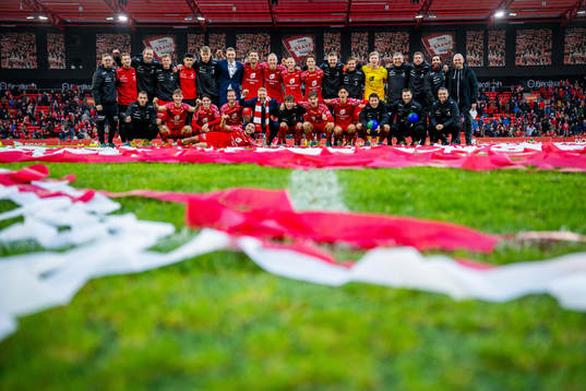 Players and staff of Brann celebrate after the OBOS-ligaen football match between Brann and KFUM on October 29, 2022 in Bergen. Top left: goalkeeper Eirik Holmen Johansen, Aune Selland Heggebø, Isak Tomar Hjorteseth, Rasmus Holten, Runar Hove, Fredrik Pallesen Knudsen, Vegard Leikvoll Moberg, Ruben Kristiansen, Felix Horn Myhre, assistant coach Erik Huseklepp, Frederik Lindbøg Børsting, goalkeeper Mathias Dyngeland. Front left: goalkeeper Markus Olsen Pettersen, Ole Didrik Blomberg, Kasper Skaanes, Bård Finne, Niklas Castro, Sivert Heltne Nilsen, Niklas Jensen Wassberg, David Møller Wolfe, Svenn Crone, Mathias Rasmussen and head coach Eirik Horneland.
