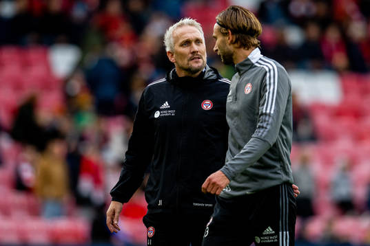 Jørgen Isnes, head coach of KFUM, and Jørgen Paulov Hammer ahead of the OBOS-ligaen football match between Brann and KFUM on October 29, 2022 in Bergen. 