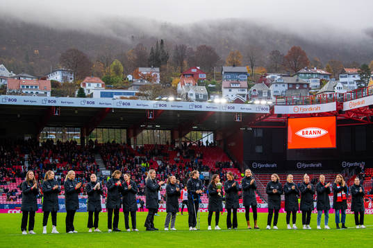 Goalkeeper Aurora Mikalsen, Guro Bergsvand, Maria Dybwad Brochmann and players of Brann women’s team at half-time