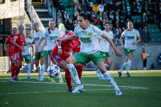 Hammarbys Simone Boye Sørensen i en närkamp med Örebros Nathalie Hoff Persson