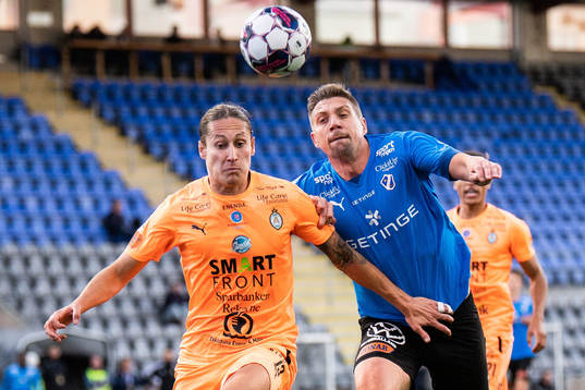AFC Eskilstunas Felix Michel och Halmstads Mikael Boman