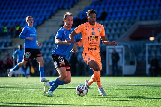 Halmstads Villiam Dahlström och AFC Eskilstunas Mikael Marques de Pombal Vivar