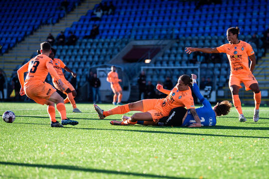 AFC Eskilstunas Felix Michel och Halmstads Erik Ahlstrand