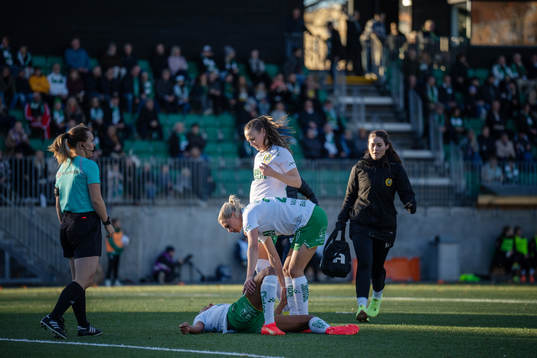 Hammarbys Madelen Janogy blir omhändertagen av sina lagkamrater efter kollisionen med Örebros målvakt Tove Enblom (ej i bild)