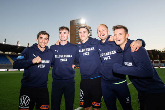 Halmstads Emil Tot Wikström, Alexander Johansson, Erik Ahlstrand, målvakt Malte Påhlsson och Jonathan Svedberg jublar